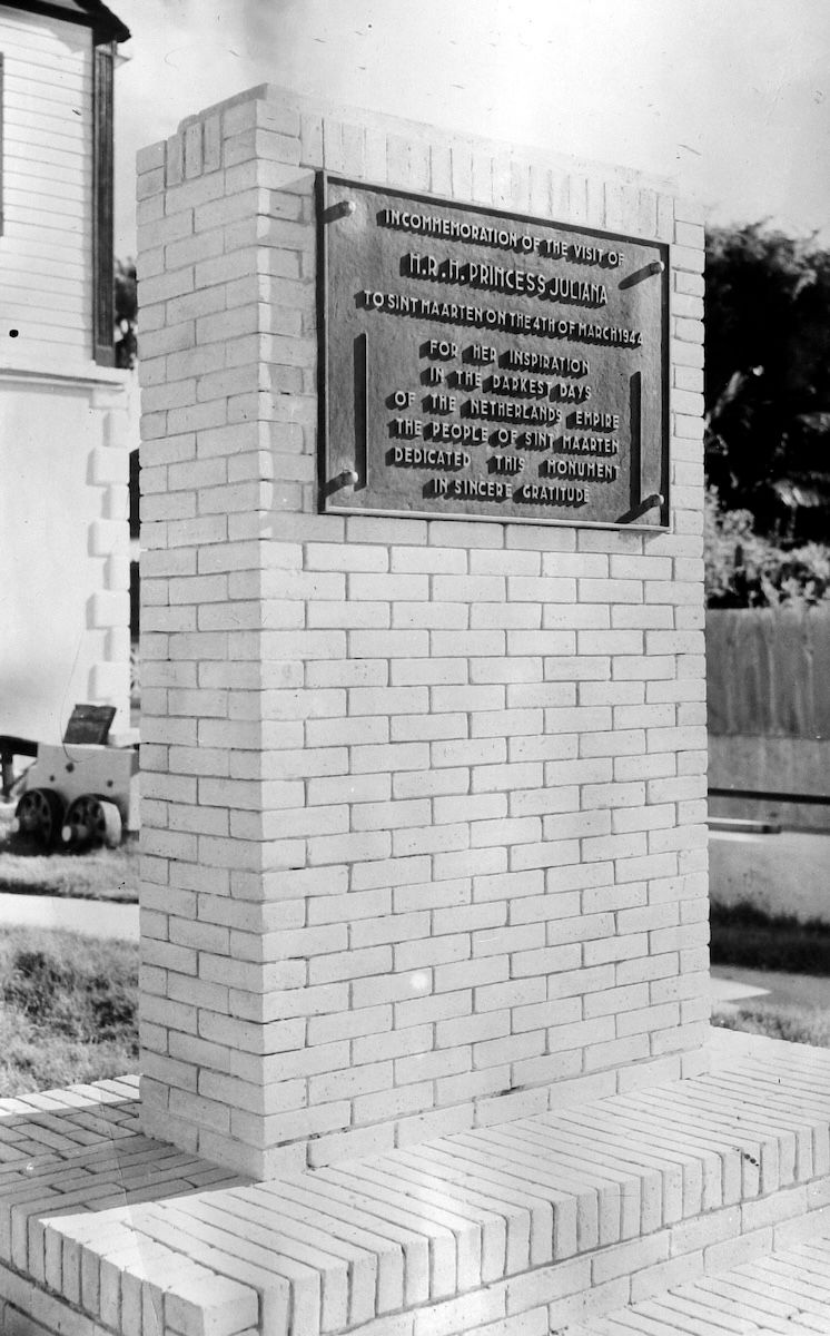 A brick monument with a bronze plaque commemorating the visit of Princess Juliana to Sint Maarten on 4 March 1944, dedicated by the people of Sint Maarten in gratitude.